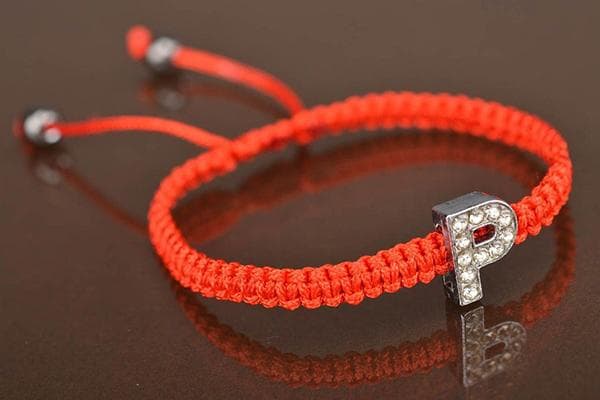 Einfaches Bandarmband aus rotem Faden