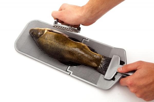 Spezielles Brett zum Reinigen von Fisch