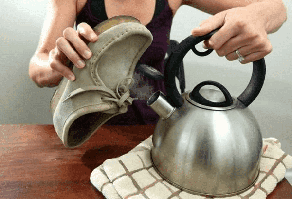 Reinigung der Schuhe mit Dampf