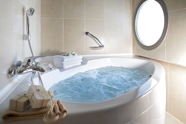 Badewanne mit Hydromassage