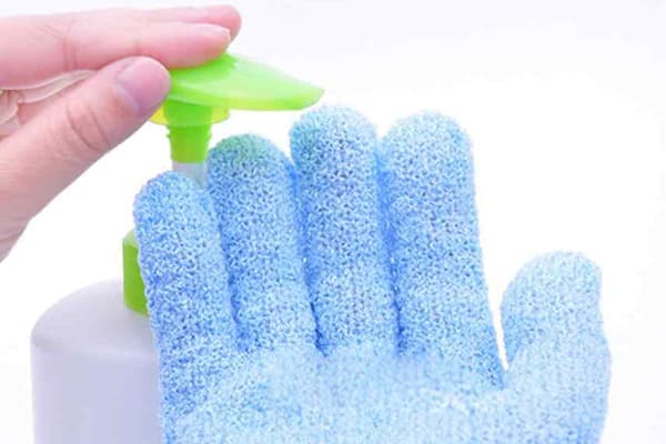Auftragen von Seife auf den Waschhandschuh