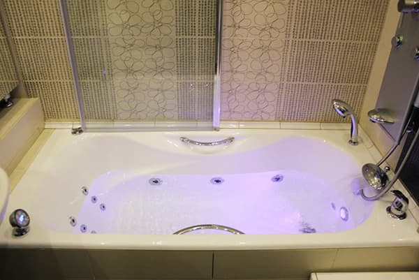 Gusseisen-Badewanne mit Whirlpool