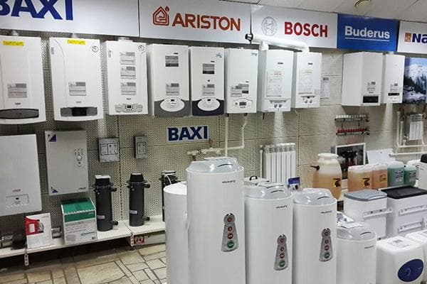 Sortiment an Gasheizkesseln im Geschäft