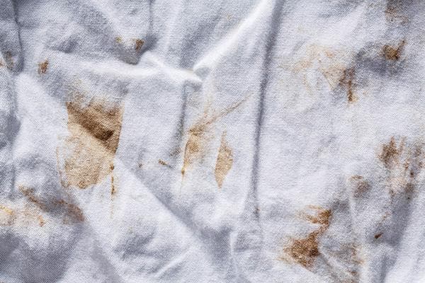 Rostflecken auf einem weißen T-Shirt nach dem Waschen