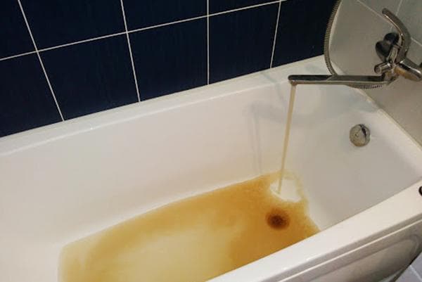 Rostiges Wasser aus dem Wasserhahn im Bad