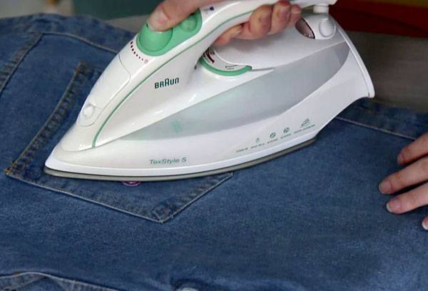 Anbringen eines Bügelbildes auf Jeans