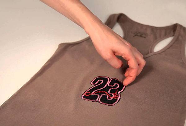 Bügelaufkleber auf einem T-Shirt