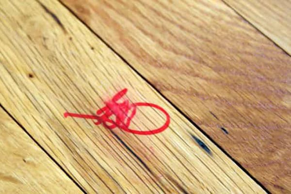 Filzstiftfleck auf Linoleum