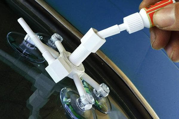 Reparatur einer Windschutzscheibe mit Riss