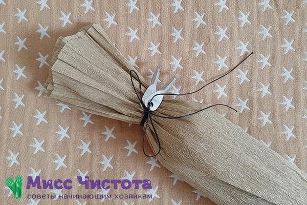 In Geschenkpapier eingewickelte Flasche