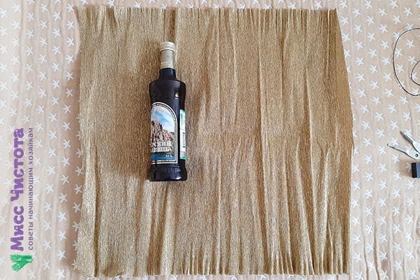Flasche auf einem Blatt Wellpappe