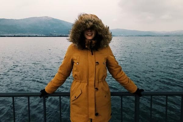 Frau in einer Winterparka