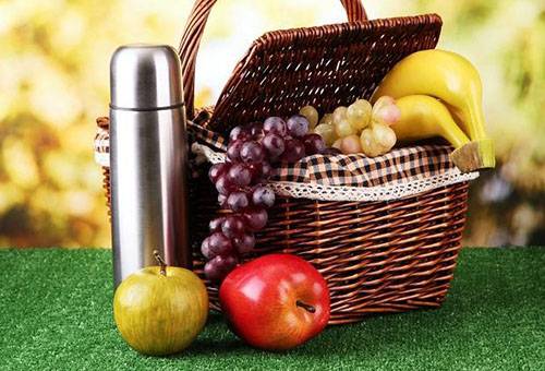 Thermoskanne und Picknickkorb