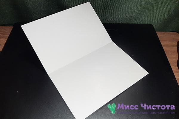 Gefaltetes Blatt festes Papier