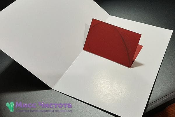 Markierungen zum Ausschneiden des Herzens auf einem Blatt Papier