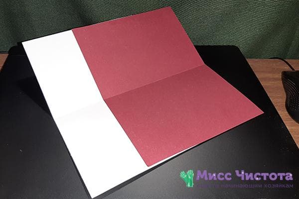 Weißes und rotes Papier in gleicher Größe