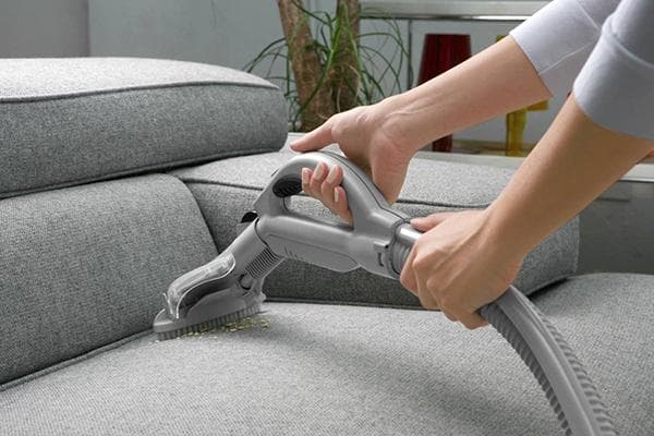 Reinigung des Sofas mit dem Staubsauger