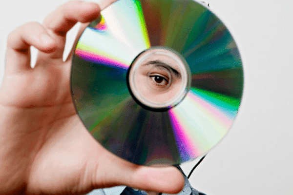 Ein Mann hält eine CD