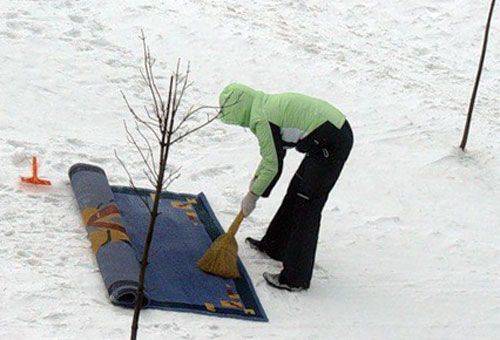 Teppichreinigung im Schnee im Freien