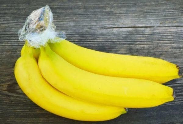 Bananen mit umwickelten Stielansätzen