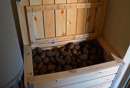 Kartoffeln in einer Holzkiste