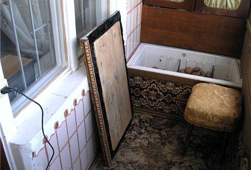 Alter Kühlschrank zur Lagerung von Gemüse auf dem Balkon