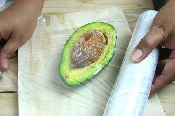 Vorbereitung der Avocadohälfte für die Lagerung