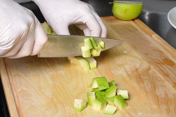Avocado in Würfel geschnitten