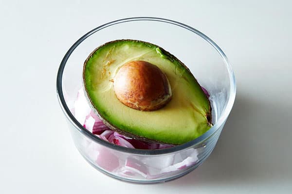 Aufbewahrung einer angeschnittenen Avocado mit Zwiebeln