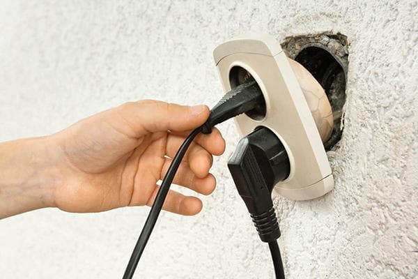 Steckdose fällt aus der Wand