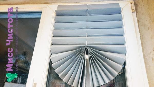 Papier-Jalousien am Fenster