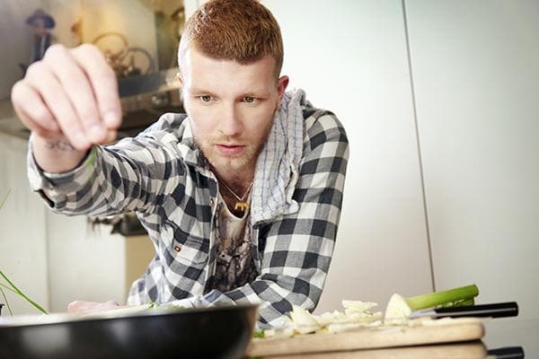 Mann kocht Essen