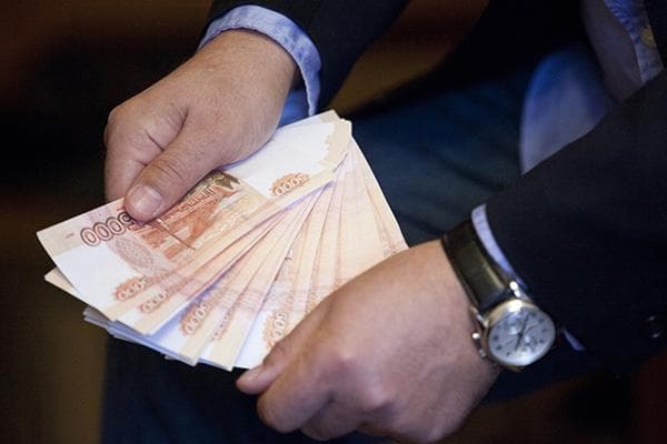 Ein Mann zählt Geld