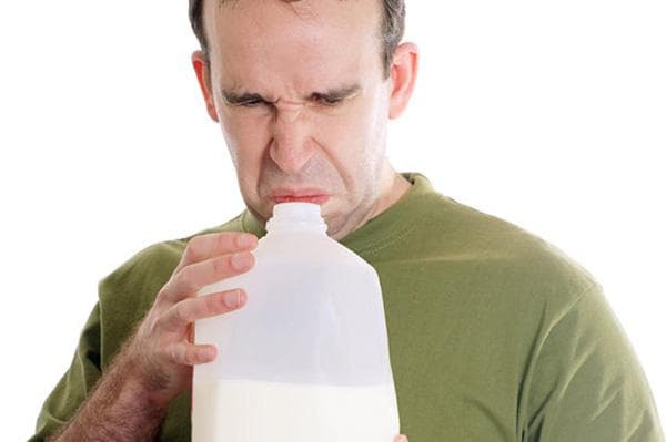 Ein Mann mit saurer Milch
