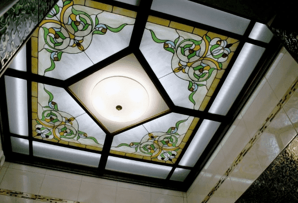 Glasfenster an der Decke