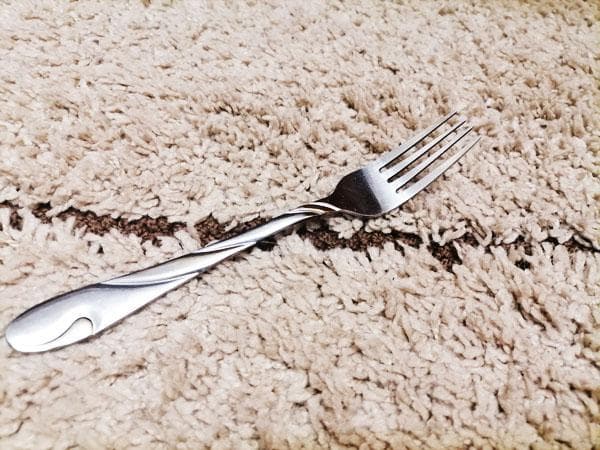 Gabel auf dem Teppich