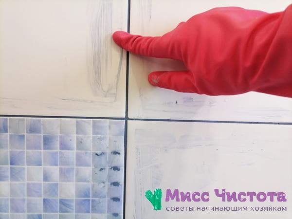 Überschüssige Fugenmasse mit dem Finger entfernen