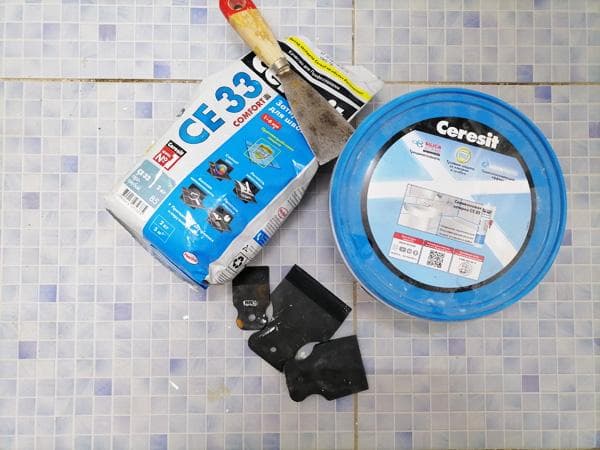 Fliesenkleber, Fugenmörtel und Spachtel