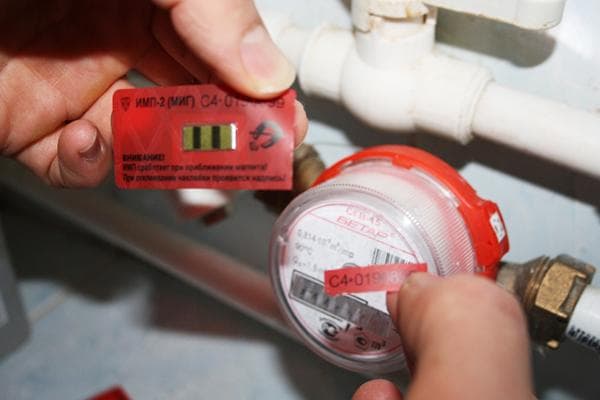 Installation eines Antimagnet-Siegels am Wasserzähler