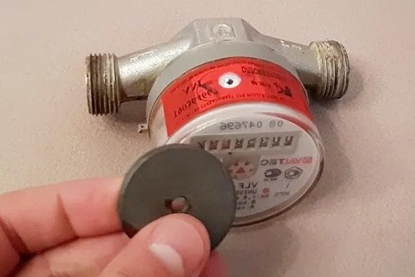 Magnet und Zähler mit anti-magnetischer Plombe