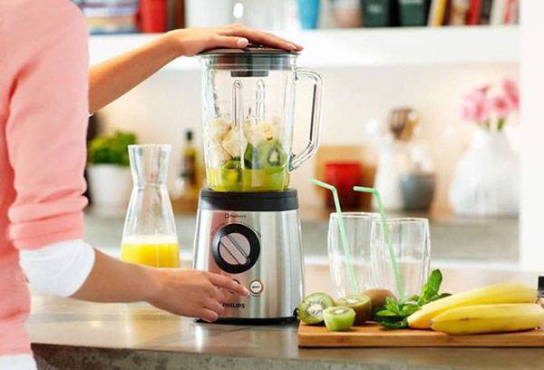 Zubereitung von Smoothies im Mixer
