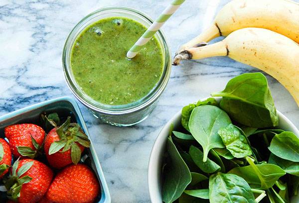 Smoothie aus Erdbeeren und Spinat