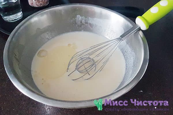 Hinzufügen von Öl zum Teig für Reisblini