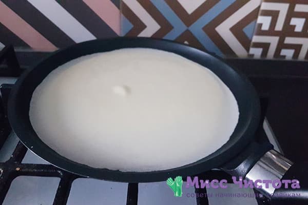 Teig für dünne Pfannkuchen in der Pfanne