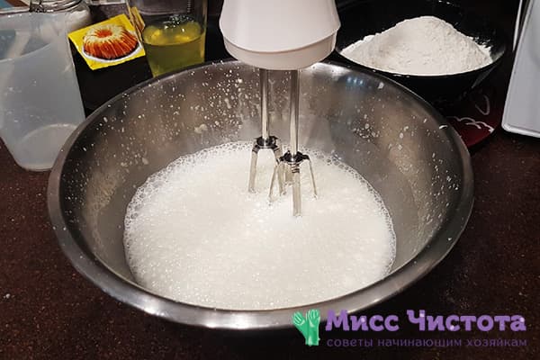 Eigelb mit Zucker und Milch schlagen