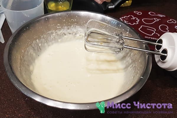Pfannkuchenteig nach Zugabe des Mehls