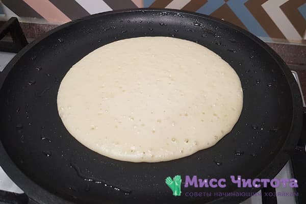 Blasen auf der Oberfläche des Pancakes