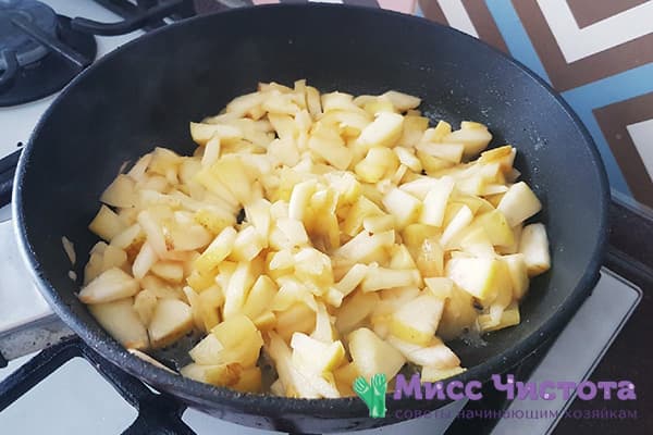Äpfel mit Butter in der Pfanne