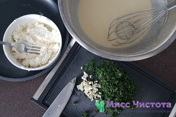 Gehackte Kräuter, Knoblauch und zerdrückter Feta-Käse