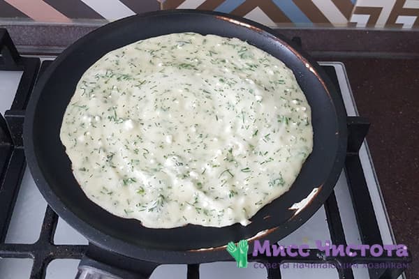 Teig mit Käse und Kräutern in der Pfanne